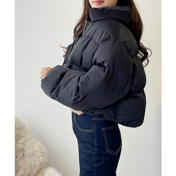 厚めに入った中綿とショート丈感でトレンディに演出されるダウン