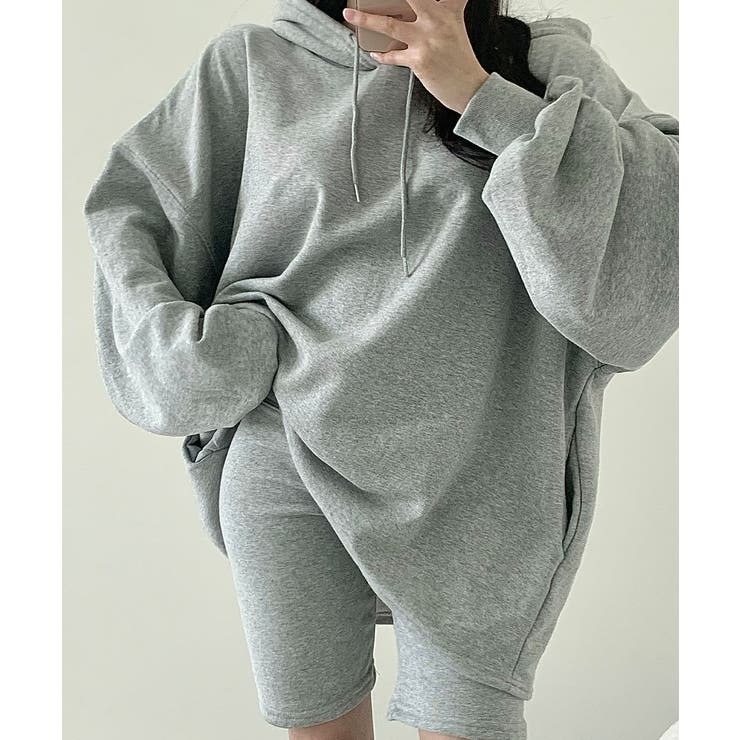 グレー