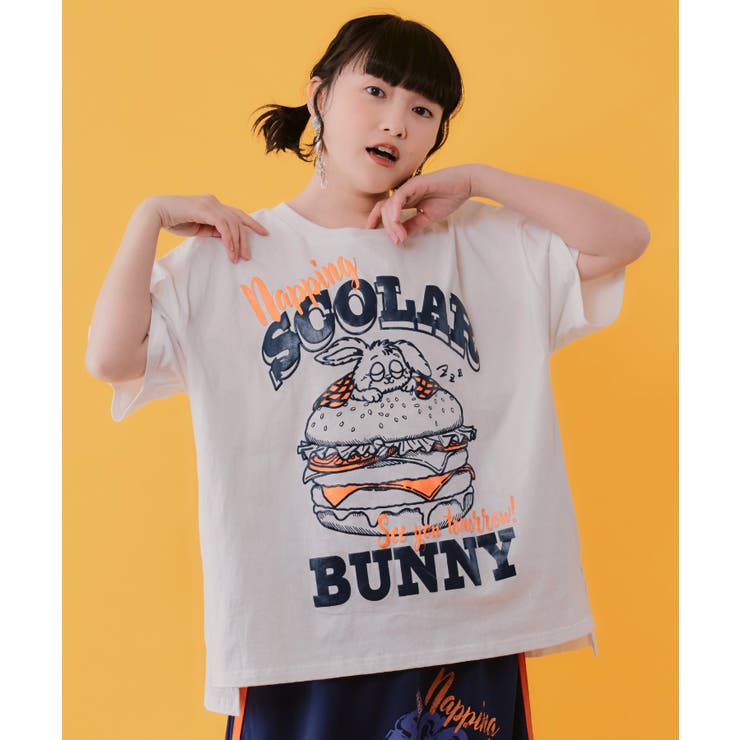 オフホワイト | お昼寝ウサギinスカラーバーガー柄Tシャツ | ScoLar