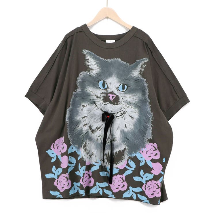 チャコールグレー | リボン付き もふもふハチワレネコ柄Tシャツ | ScoLar
