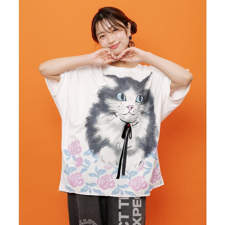 オフホワイト | リボン付き もふもふハチワレネコ柄Tシャツ | ScoLar