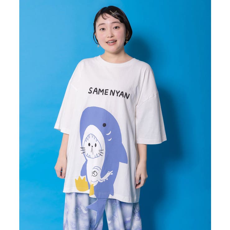 しっぽ飛び出しサメニャン柄Tシャツ | ScoLar | 詳細画像1 