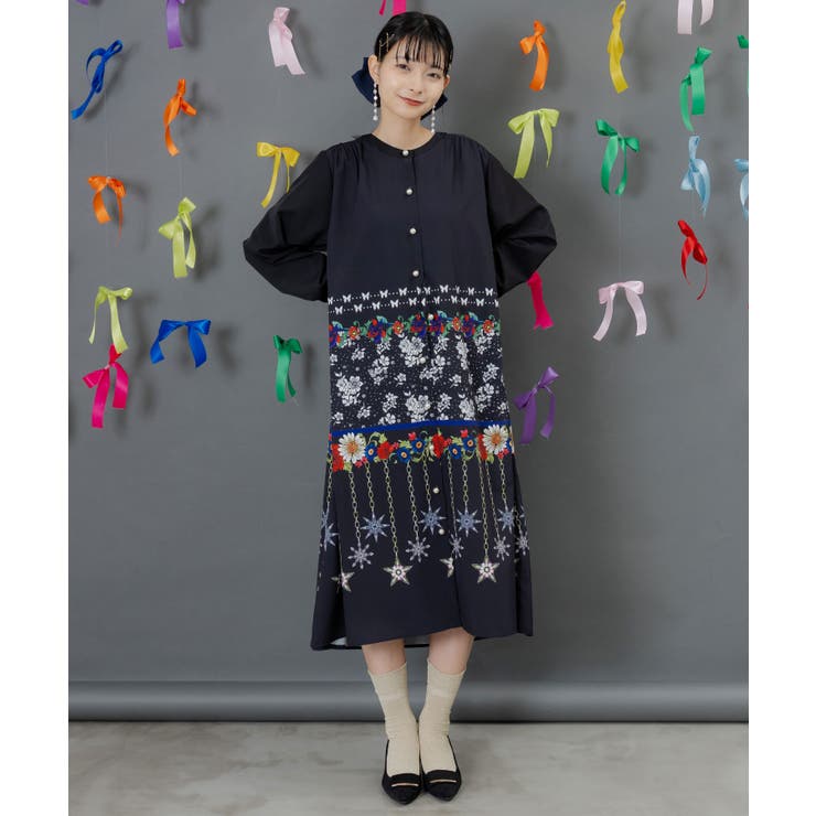 ブラック | 冬のオーナメント×花柄 前開きワンピース | ScoLar