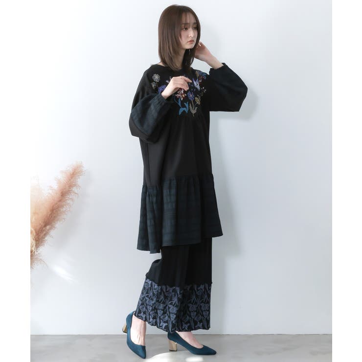 ブラック | 花蝶刺繍シャーリング生地ティアード風ワンピース | ScoLar
