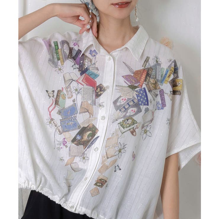 おばあちゃんの思い出本棚柄 ラメストライプシャツ[品番：SRSW0002468