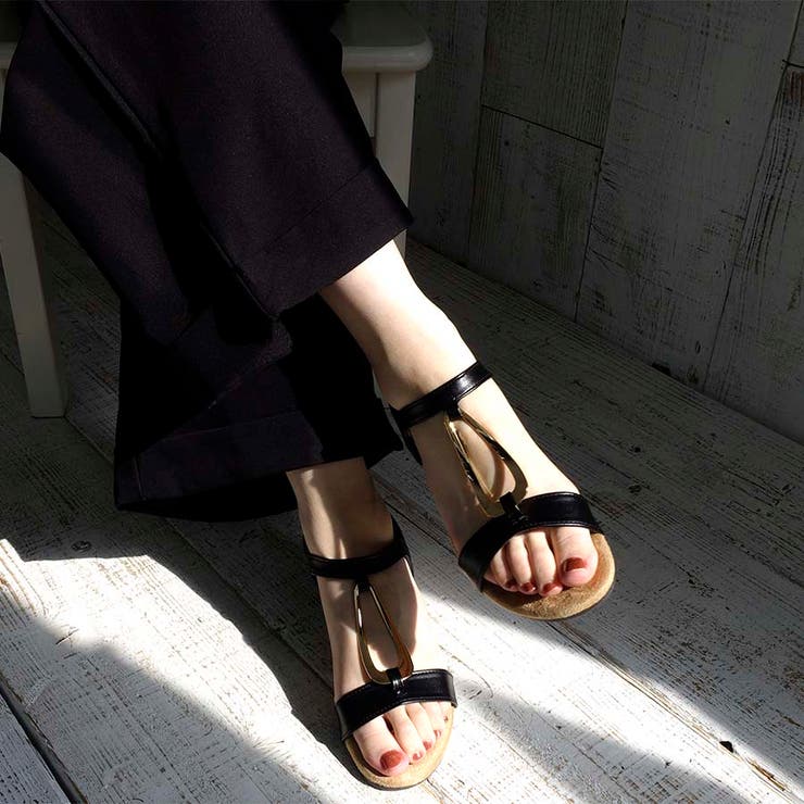 ブラック | オープンバックルTストラップフラットサンダル | Scramble