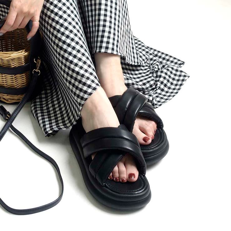 ブラック | ボリュームパテッドクロスサンダル | Scramble