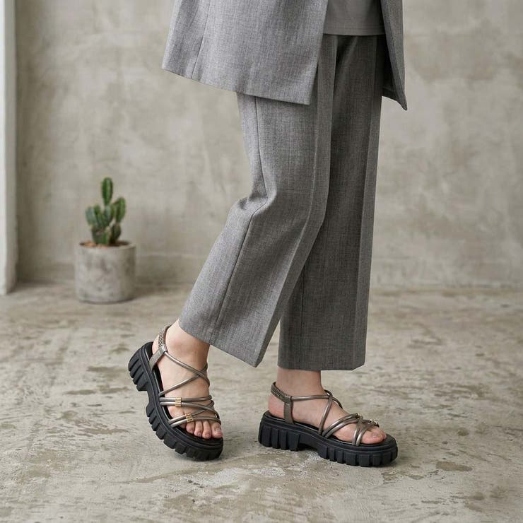 ガンメタ | 美脚見え！ゴールドパーツ × 華奢ストラップ 厚底トラックソールサンダル | Scramble