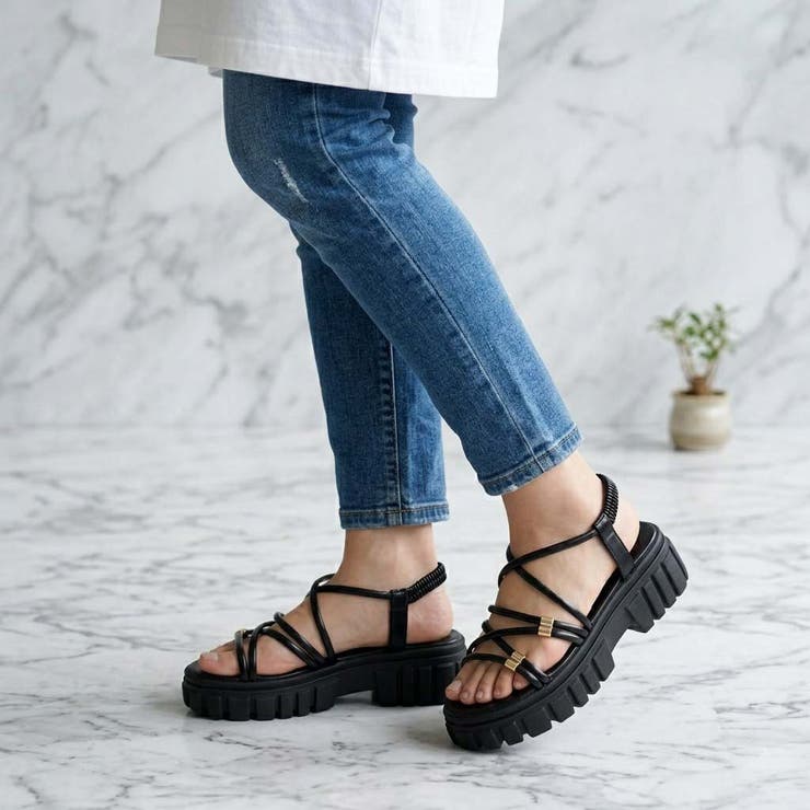 ブラック | 美脚見え！ゴールドパーツ × 華奢ストラップ 厚底トラックソールサンダル | Scramble