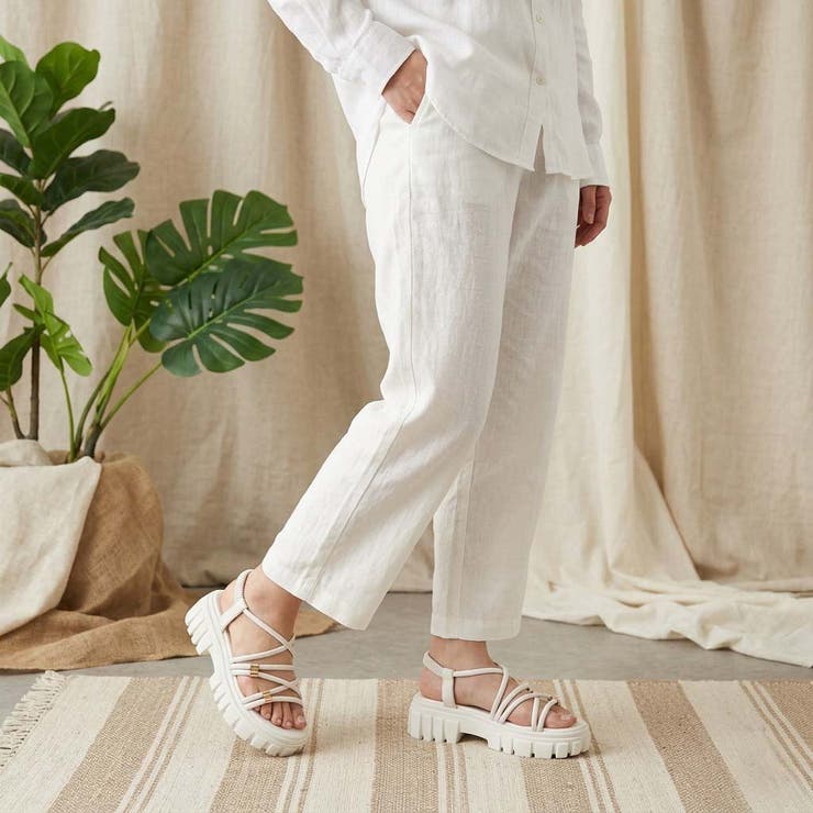 ホワイト | 美脚見え！ゴールドパーツ × 華奢ストラップ 厚底トラックソールサンダル | Scramble