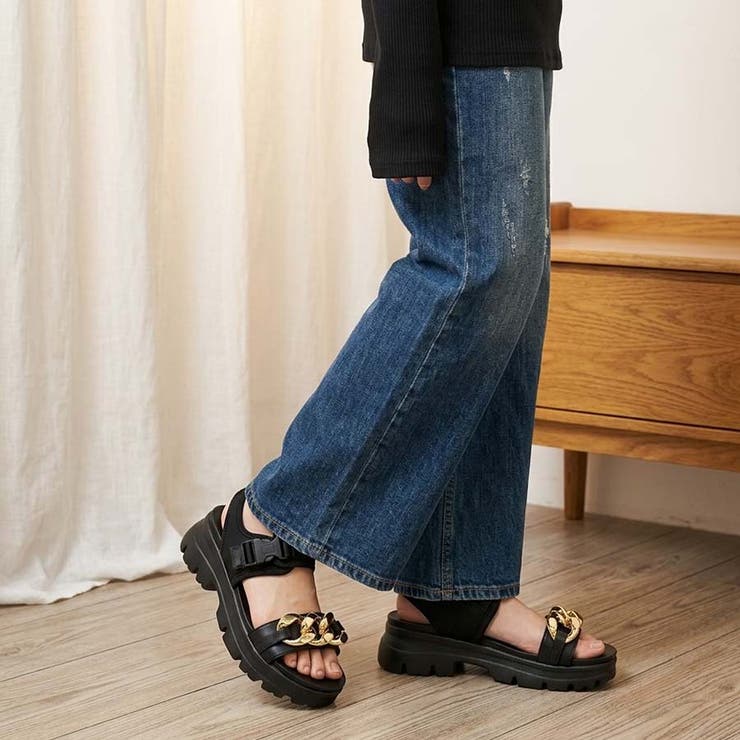 ブラック | 存在感抜群！ゴールドチェーン × ボリューム厚底 スポーツサンダル | Scramble