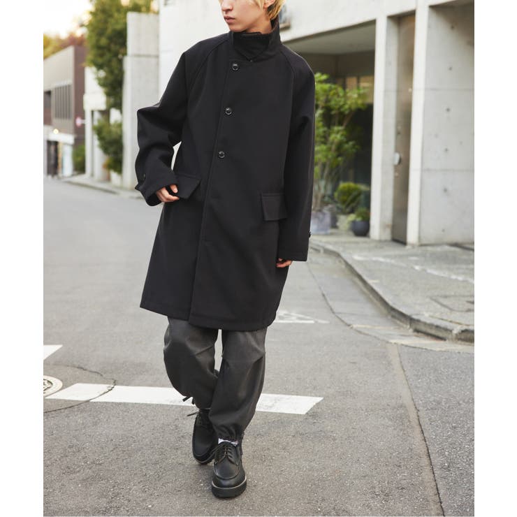 春らしい素材感をセレクトしたシンプルコーデは小花柄のトートを