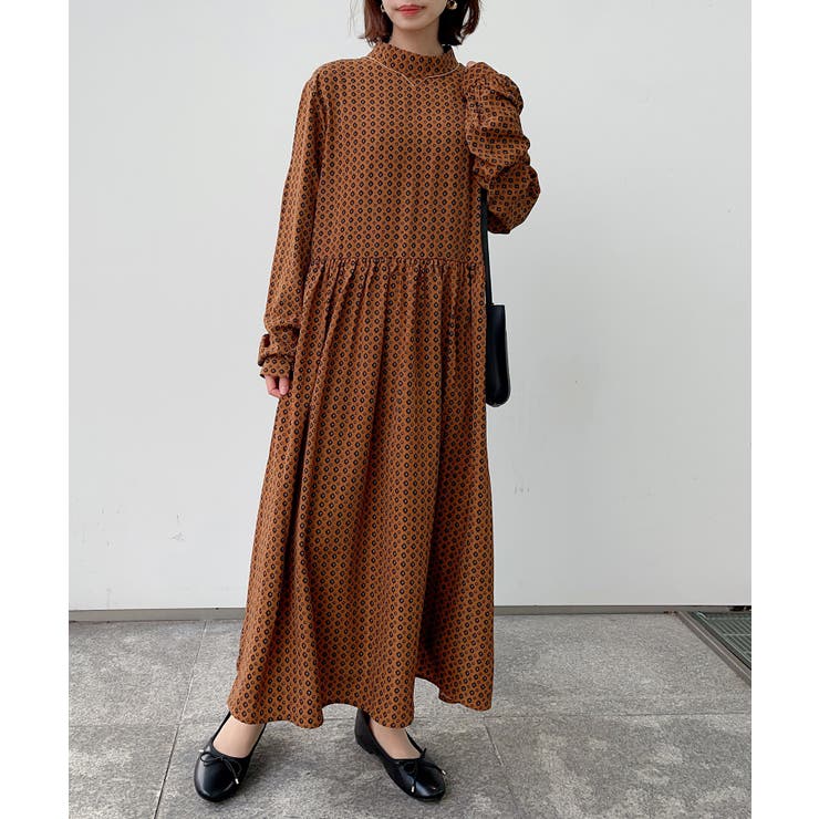 一枚でおしゃれなムードに決まるクラシカルテキスタイルワンピース