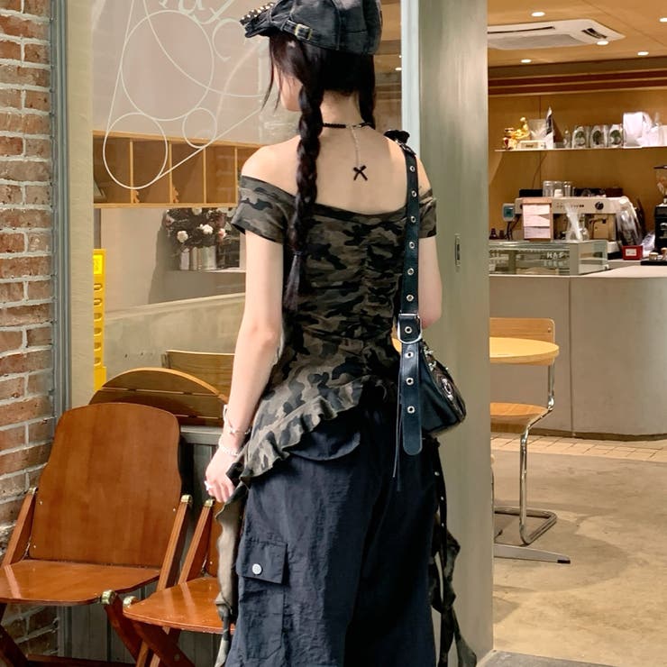 は*な様 oriens ホットフィットフリルタンクトップ　迷彩柄 lilful tシャツ 迷彩柄 フロントギャザー 変形ヘムフリルデザイン オフ