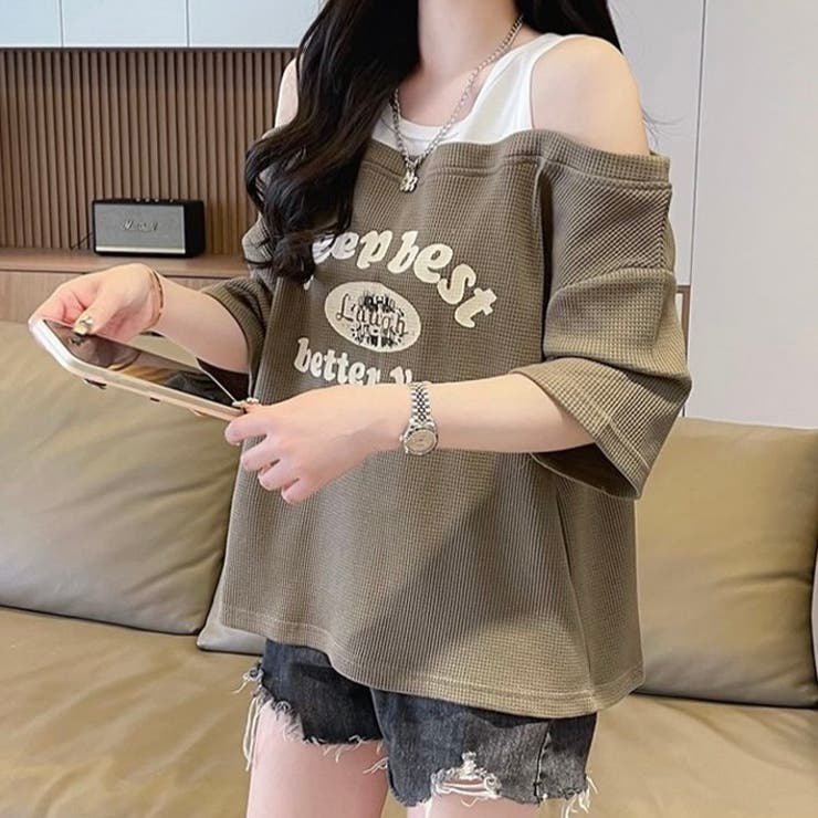 モカ | 【春夏新作】レイヤード風ロゴプリントオフショルトップス | LADY LIKE 