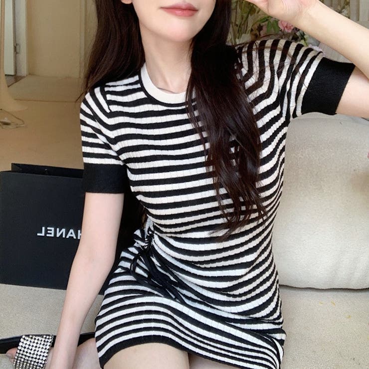 [NANASALON]★Tシャツ + ストラップワンピース SET★韓国人気 2color 】胸開きカットアウトクロスストラップワンショルダーT