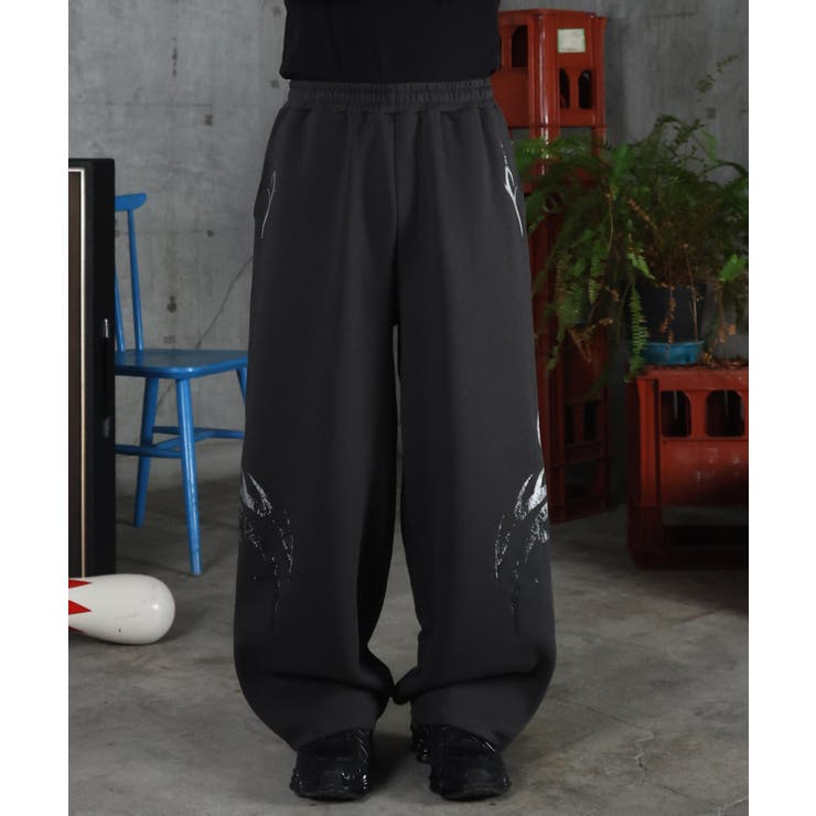 チャコールグレー | ILL S(イルズ)メタルプリント トライバルワイドスウェットパンツ | SHIFFON 