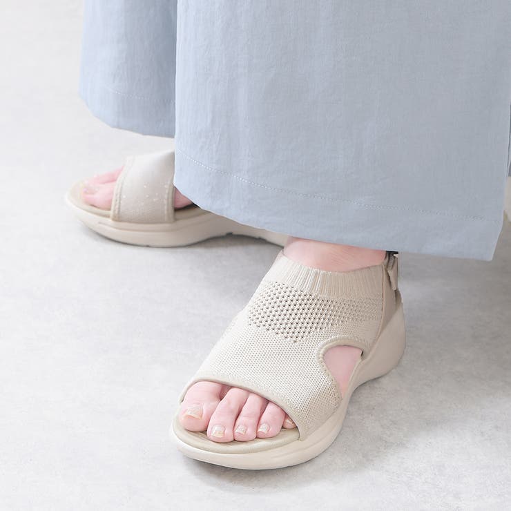 ベージュ