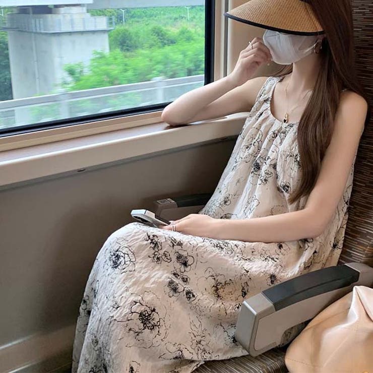 夏の優しい雰囲気を感じさせ。花柄のローズモチーフストラップ