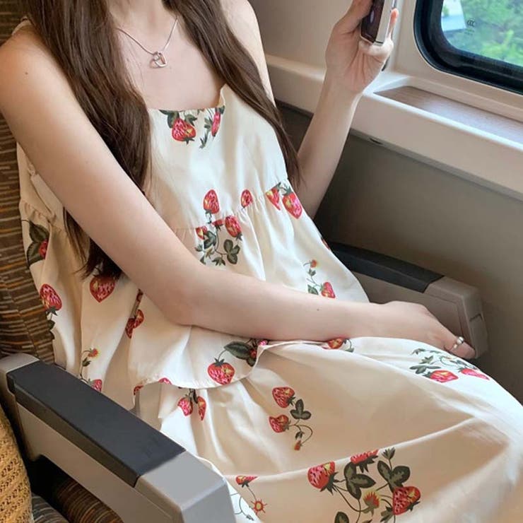 慵?でユニークなデザイン。花柄キャミソール＋花柄ロング