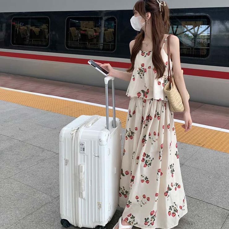 慵?でユニークなデザイン。花柄キャミソール＋花柄ロング