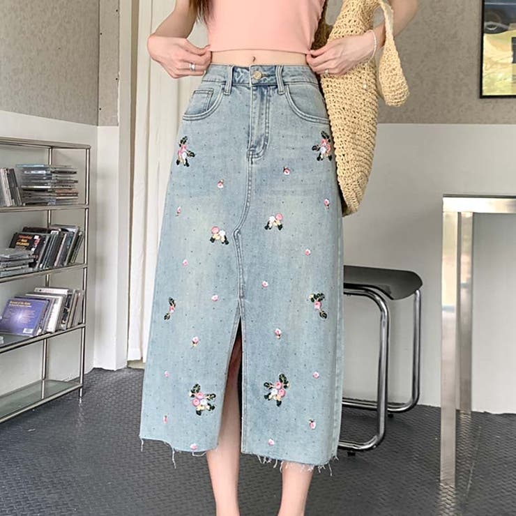 独自の雰囲気を演出。刺繍デニムスカート。ラインストーン装飾
