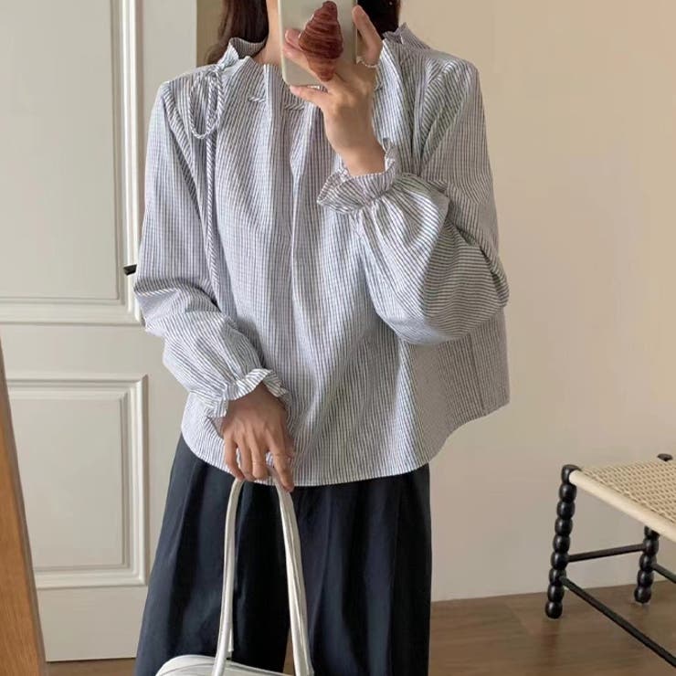 シンプルでありながら気品に満ち。小さめチェック柄長袖シャツ巾着襟 