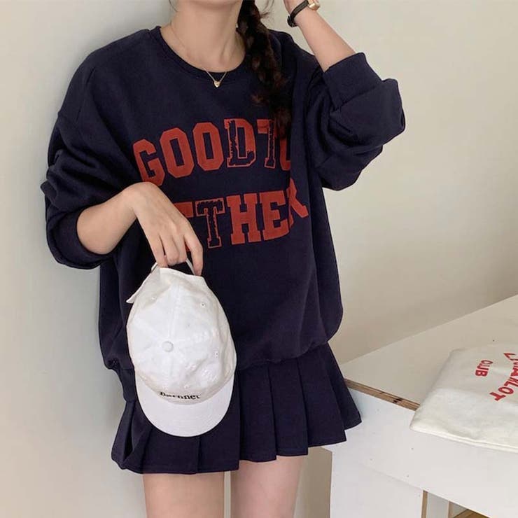 少女らしい印象を加え！スウェットシャツとプリーツスカートの
