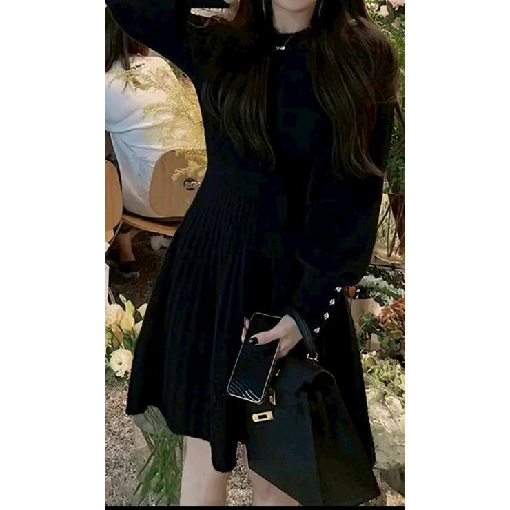 ブラック | 袖口パールボタン付きふわふわシャギーニットフレアワンピース | STRIP CABARET 