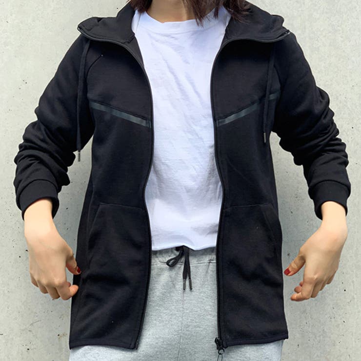 ポンチ配色ジップアップパーカーの女性着画