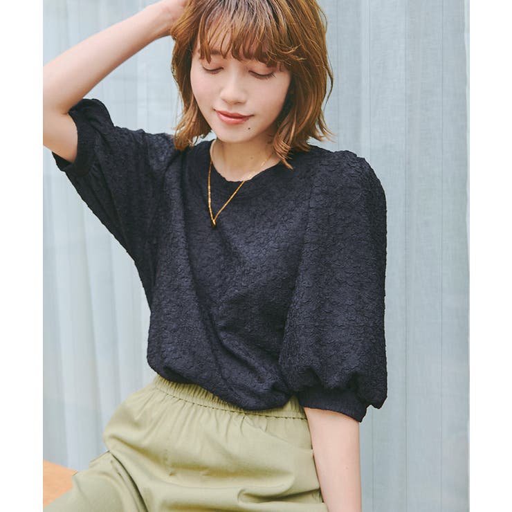 ふくれジャガードパフスリーブトップス 表面の凸凹が今年らしい素材感