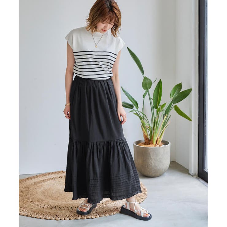 タックデザインギャザースカート 裾のフリルとティアードデザインが