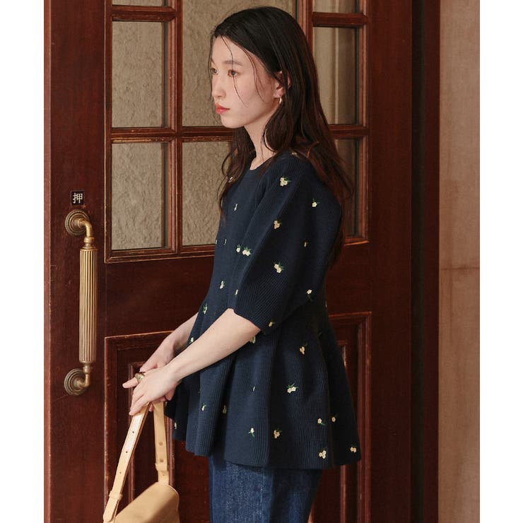 フラワー刺繍ペプラムニットトップス | titivate | 詳細画像2 