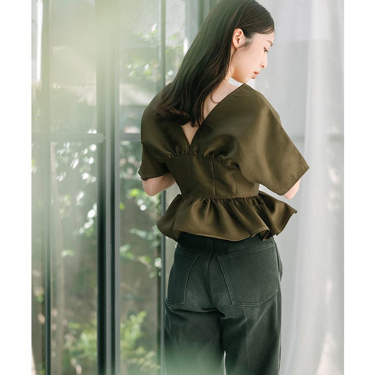 新品同様 ディープVネッククロップドフリルトップス【UR'S ユアーズ トップス