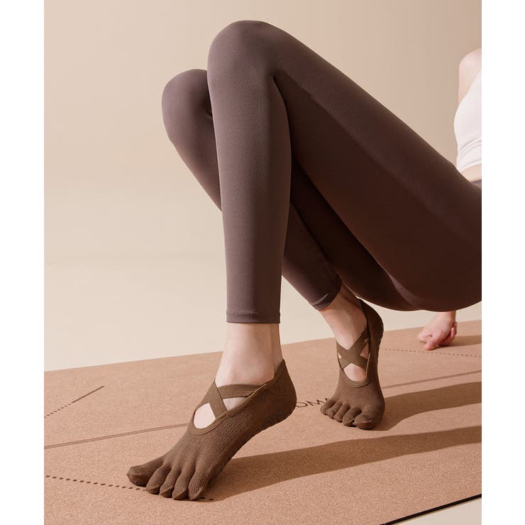 ブラウン | ヨガ ピラティス ソックス 靴下 5本指 くるぶし クロスバンド yoga | OSYAREVO