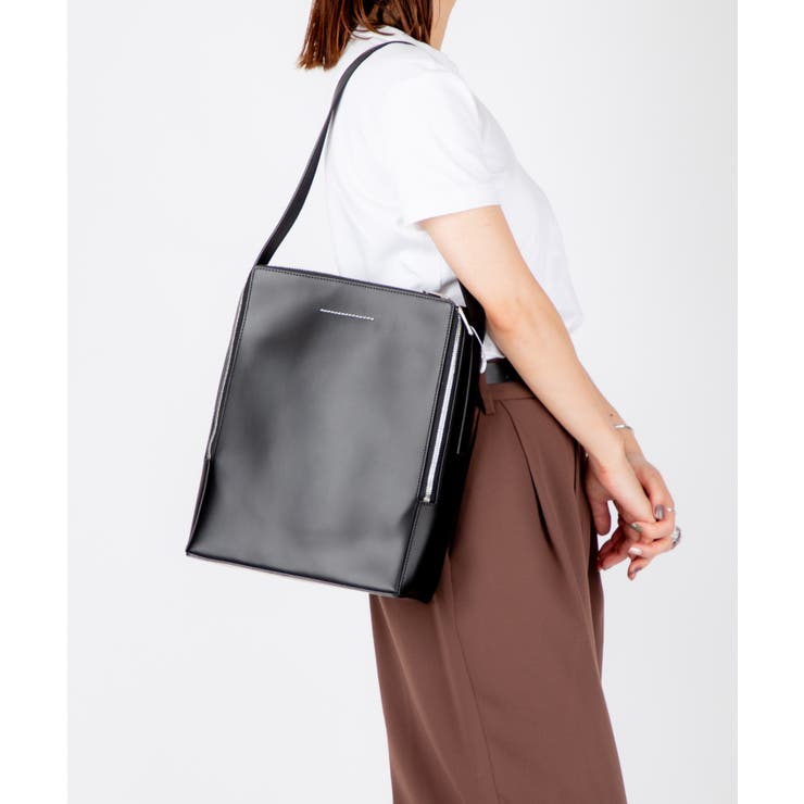 エムエム6MM6SB5WC0005P1245ショルダーバッグERGOSHOULDERBAGレディースバックメゾンマルジェラエルゴレザーショッピングバッグ斜め掛け肩掛け軽量お出掛け通勤通学旅行プレゼントギフトシンプルお祝いT8013【2022SS】ブラック