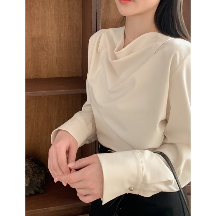 オフホワイト | イレギュラーネックボタン付き無地トップス | Ulysses