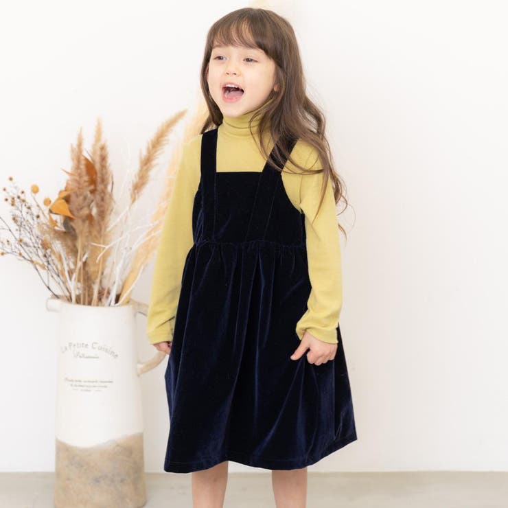 タートルネックトップス＋ベルベット調サロペットスカートセット