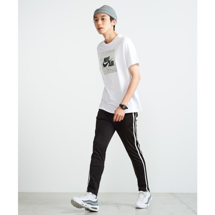 NIKE リンゴロゴTシャツと黒パンツセット NIKE リンゴロゴTシャツと黒パンツセット NIKE リンゴロゴT