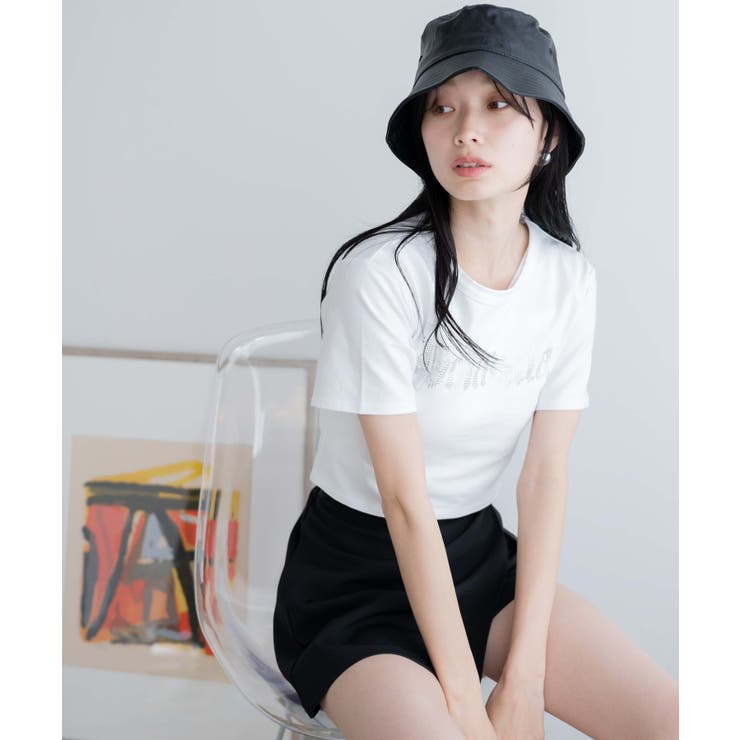 白いシャツやTシャツにも合います。たっぷりなラインでストーンとして