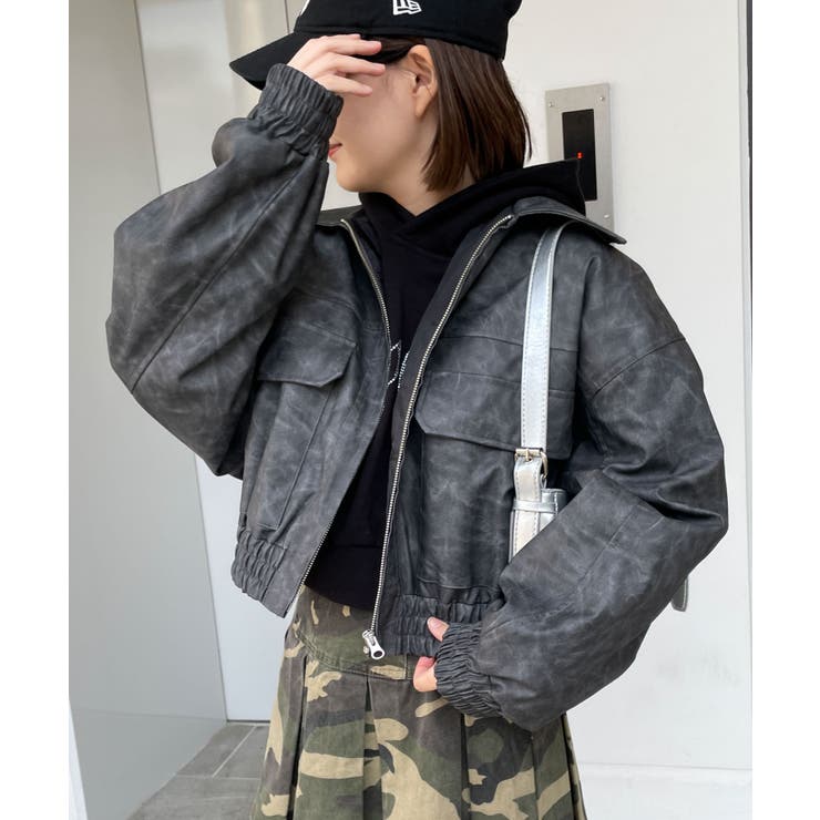 グレー