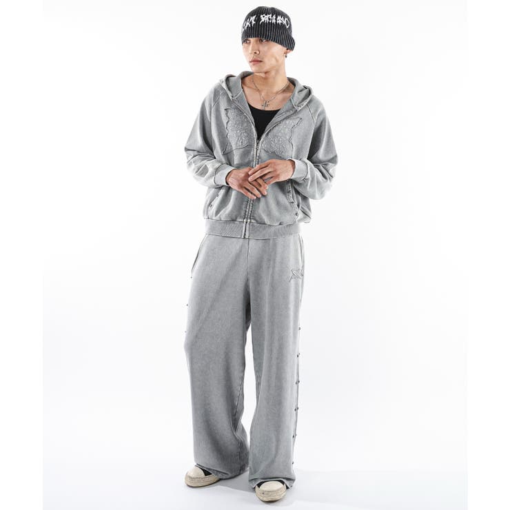グレー スウェットパンツ 赤いパッチ 金色ロゴ グレー スウェットパンツ 赤いパッチ 金色ロゴ