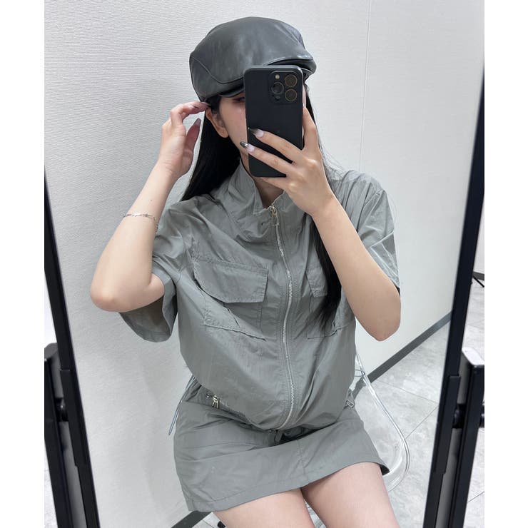 グレー