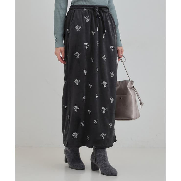 ブラック(019) | 大人な小花柄が魅力の 刺繍ベロア調ナロースカート | Cutie Blonde
