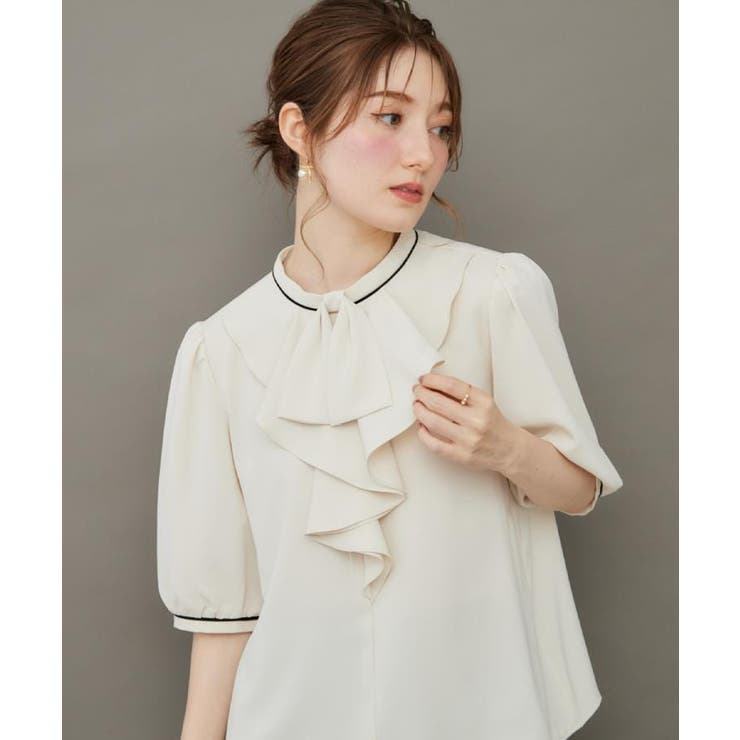 アイボリー(504) | 【華やか・5分袖・通勤】配色フリルタイブラウス | Couture brooch