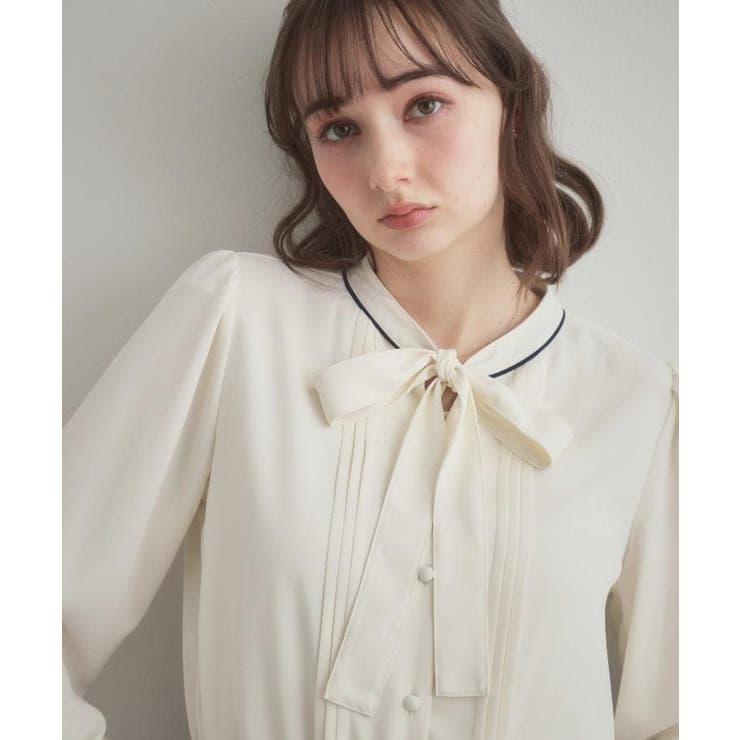 アイボリー(504) | 配色タックタイブラウス | Couture brooch