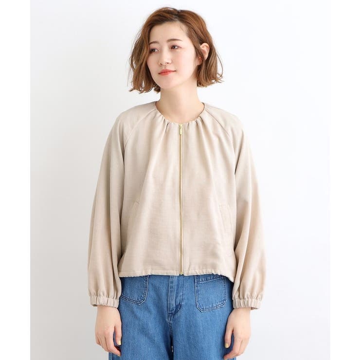 丸みのあるフォルムが女性らしい大人のノーカラーギャザー