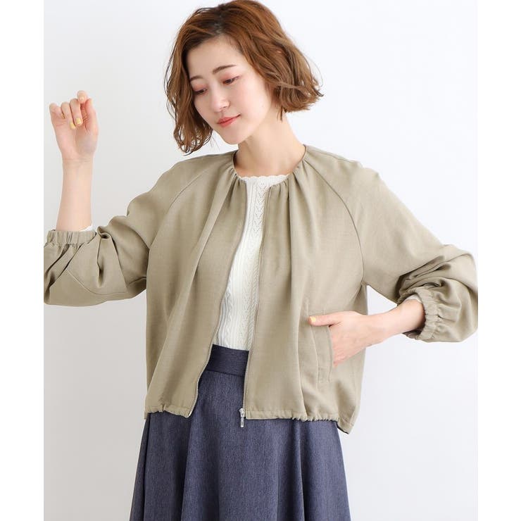 丸みのあるフォルムが女性らしい大人のノーカラーギャザー