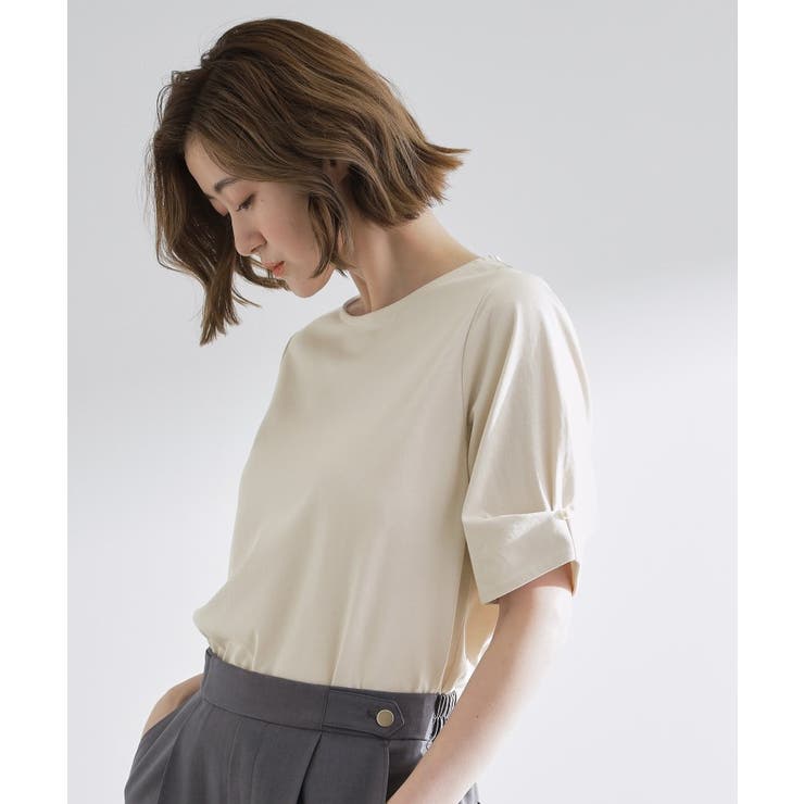 グレージュ(050) | きちんと感と女性らしさ、二の腕カバーが一枚で叶う 袖口パール調ボタンプルオーバー | grove