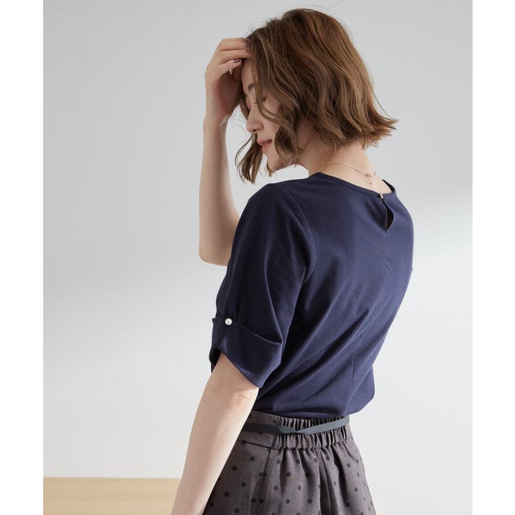 ネイビー(094) | きちんと感と女性らしさ、二の腕カバーが一枚で叶う 袖口パール調ボタンプルオーバー | grove